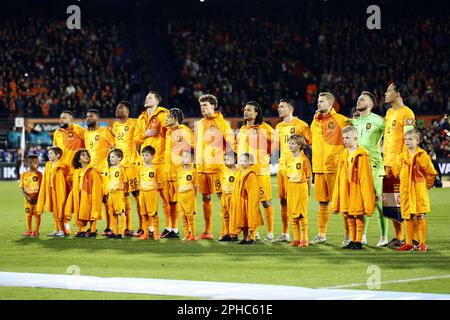 Rotterdam, Paesi Bassi. 27th Mar, 2023. ROTTERDAM - (lr) Memphis Depay of Holland, Georginio Wijnaldum of Holland, Denzel Dumfries of Holland, Wout Weghorst of Holland, Xavi Simons of Holland, Nathan Ake of Holland, Mats Wieffer of Holland, Steven Berghuis of Holland, Matthijs de ligt of Holland, portiere dell'Olanda Jasper Cillessen, Virgil van Dijk di Olanda durante la partita di qualificazione del Campionato europeo UEFA tra i Paesi Bassi e Gibilterra allo stadio di Feyenoord de Kuip il 27 marzo 2023 a Rotterdam, Paesi Bassi. ANP PIETER STAM DE JONGE Credit: ANP/Alamy Live News Credit: ANP/Alamy Foto Stock