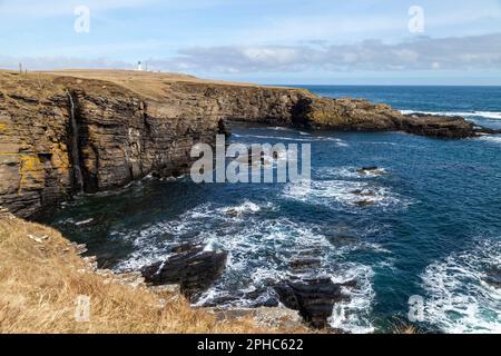 Scogliere vicino al faro di Noss Head vicino a Wick in Caithness, Scozia Foto Stock