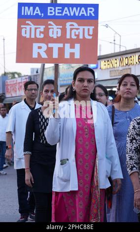 Beawar, India, 27 marzo 2023: Medici e operatori sanitari prendono un rally di protesta contro il diritto del Rajasthan alla legge sulla salute, a Beawar. Il disegno di legge, che è stato approvato nell'Assemblea del Rajasthan il 21 marzo con voto vocale, dà ad ogni residente dello stato il diritto a cure e cure di emergenza 'senza pagamento anticipato della tassa o delle spese necessarie' da qualsiasi istituzione di sanità pubblica, istituzione di assistenza sanitaria e centri sanitari designati. Credit: Sumit Saraswat/Alamy Live News Foto Stock