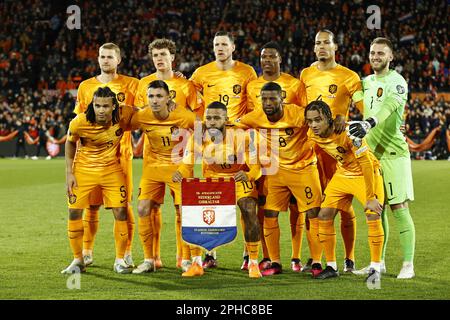 Rotterdam, Paesi Bassi. 27th Mar, 2023. ROTTERDAM - (fila superiore lr) Matthijs de ligt of Holland, Mats Wieffer of Holland, Wout Weghorst of Holland, Denzel Dumfries of Holland, Virgil van Dijk of Holland, portiere dell'Olanda Jasper Cillessen (prima fila lr) Nathan Ake of Holland, Steven Berghuis of Holland, Menfi Depay of Holland, Georginio of Wijnalinio, Xavi Simons of Holland durante il Campionato europeo UEFA Qualifiche tra Paesi Bassi e Gibilterra allo stadio Feyenoord de Kuip il 27 marzo 2023 a Rotterdam, Paesi Bassi. ANP MAURICE VAN STONE Credit: ANP/Alamy Live News Foto Stock