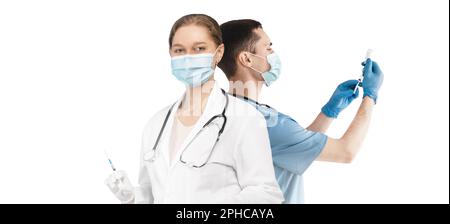Concetto di vaccinazione. Medici maschili e femminili che indossano le siringhe di supporto per maschere mediche Foto Stock