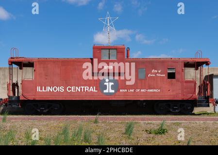 Cairo, Illinois - Stati Uniti - 19th marzo 2023: Vecchia macchina ferroviaria centrale dell'Illinois al Cairo, Illinois, Stati Uniti. Foto Stock