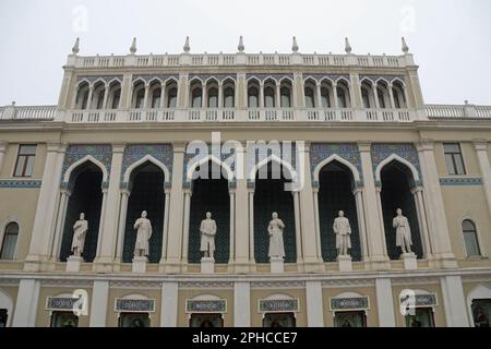 Statue di personaggi letterari al Museo Nizami di letteratura azerbaigiana a Baku Foto Stock