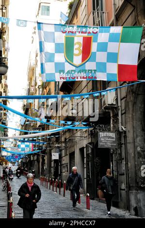 Bandiere e streamers in una via di Napoli (Italia), mentre la città si prepara alla probabile vittoria del terzo Scudetto Foto Stock