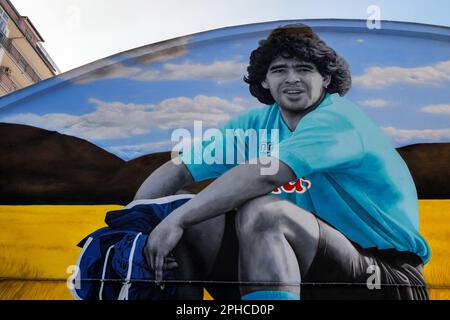Un murale raffigurante Diego Armando Maradona, realizzato dall'artista Leticia Mandragora, a Gragnano Foto Stock