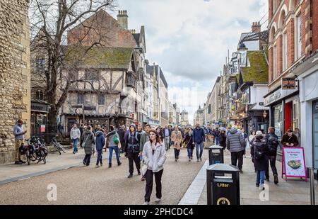 Edificio medievale incorniciato in legno nella via commerciale Cornmarket di Oxford, Oxfordshire, Regno Unito il 25 marzo 2023 Foto Stock