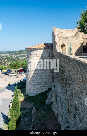 Morella, Spagna - 09 agosto 2022 : le mura medievali di Morella sono un esempio sbalorditivo di architettura fortificata in Spagna, con una ricca storia, c Foto Stock