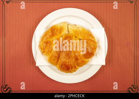 Il croissant non va confuso con altri tipi di pasticceria austriaca a forma di croissant, ma con processi di fabbricazione e di satura completamente diversi Foto Stock