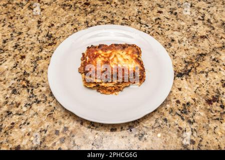 Pasticho è un piatto tradizionale di diverse cucine mediterranee che consiste di pasta al forno, quindi in sostanza è lo stesso della ricetta chiamata t Foto Stock