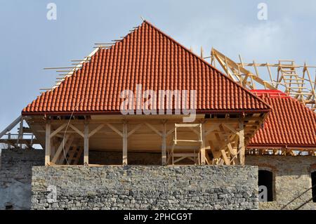 Le piastrelle in ceramica sono utilizzate per la ricostruzione del vecchio edificio Foto Stock