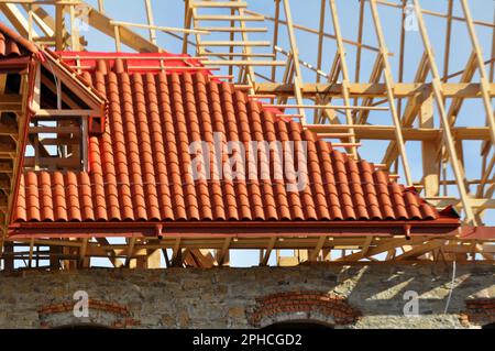 Le piastrelle in ceramica sono utilizzate per la ricostruzione del vecchio edificio Foto Stock