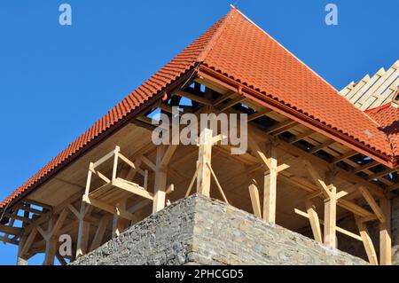 Le piastrelle in ceramica sono utilizzate per la ricostruzione del vecchio edificio Foto Stock