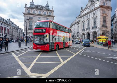 LONDRA, Regno Unito, 10th MARZO 2023: Autobus passeggeri rosso a Londra Foto Stock