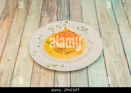 Il salmone affumicato è tradizionalmente preparato in una varietà di modi, spesso servito con uova strapazzate, aneto, senape, o su sandwich Foto Stock