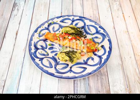 Il salmone è un alimento comune e ragionevolmente sano a causa del suo alto contenuto di proteine e di acidi grassi omega-3, con un contenuto di grassi moderato Foto Stock