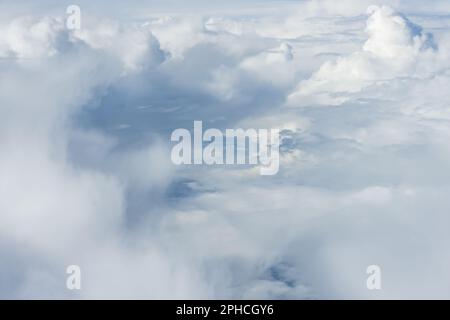 Una nuvola è un idrometeo visibile formato dall'accumulo di cristalli di ghiaccio e/o di microscopiche goccioline d'acqua sospese nell'atmosfera, come risultato Foto Stock