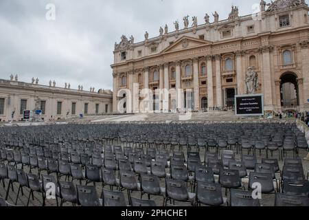 Roma 14 marzo 2020: St Piazza Pietro con colonne e statue in marmo Foto Stock