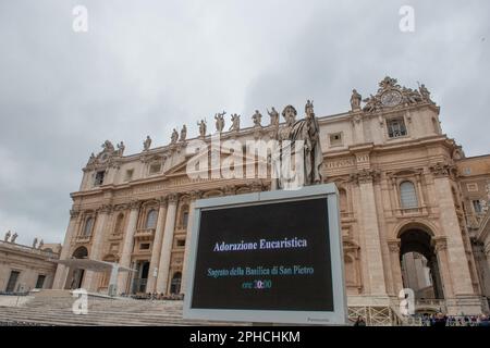 Roma 14 marzo 2020: St Piazza Pietro con colonne e statue in marmo Foto Stock