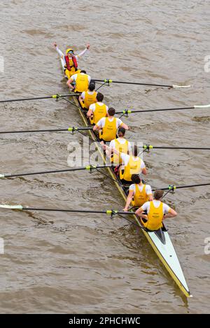 Gara di barche 2023. Goldie, la squadra della Cambridge Men's Reserve festeggia la vittoria quando arriva al traguardo. Cox Ollie Boyne Foto Stock