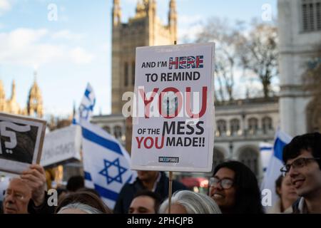 Gli ebrei britannici e diaspora protestano in Piazza del Parlamento contro i controversi piani del PM israeliano Benjamin Netanyahu per la revisione del sistema giudiziario israeliano Foto Stock