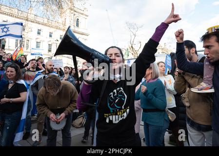 Gli ebrei britannici e diaspora protestano in Piazza del Parlamento contro i controversi piani del PM israeliano Benjamin Netanyahu per la revisione del sistema giudiziario israeliano Foto Stock