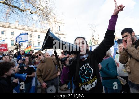 Gli ebrei britannici e diaspora protestano in Piazza del Parlamento contro i controversi piani del PM israeliano Benjamin Netanyahu per la revisione del sistema giudiziario israeliano Foto Stock