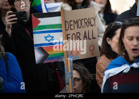 Gli ebrei britannici e diaspora protestano in Piazza del Parlamento contro i controversi piani del PM israeliano Benjamin Netanyahu per la revisione del sistema giudiziario israeliano Foto Stock