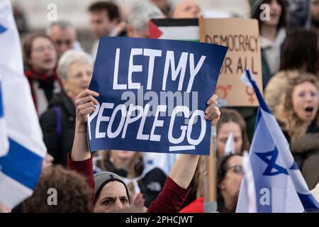 Gli ebrei britannici e diaspora protestano in Piazza del Parlamento contro i controversi piani del PM israeliano Benjamin Netanyahu per la revisione del sistema giudiziario israeliano Foto Stock