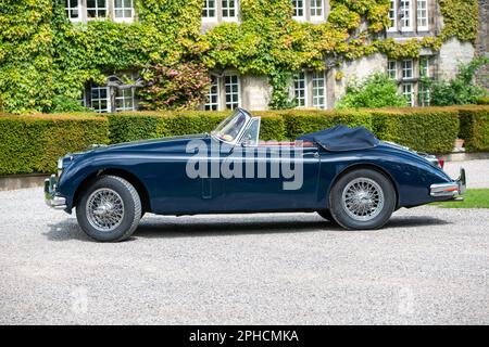 Classic British Jaguar XK150 cabriolet parcheggiato in un villaggio dello Yorkshire in una soleggiata giornata estiva Foto Stock