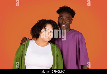 Ritratto di bella coppia multirazziale, abbracciante, sorridente alla macchina fotografica Foto Stock