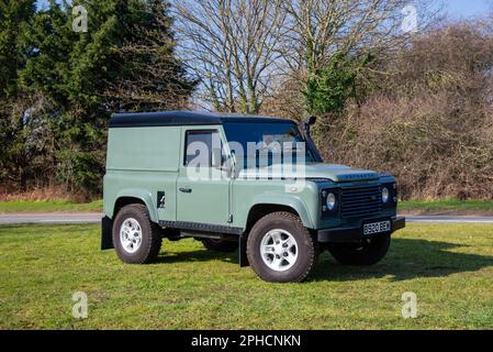 Green Land Rover Defender dotato di cerchi in lega a cinque razze e ...