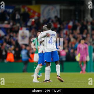 Dublino, Irlanda. 27th marzo 2023; Aviva Stadium, Dublino, Irlanda: Calcio qualificatore Euro 2024, Repubblica d'Irlanda contro Francia; i giocatori francesi festeggiano la loro vittoria dopo il fischio a tempo pieno Foto Stock