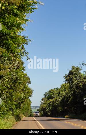 Anicuns, Goias, Brasile – 26 marzo 2023: Un bellissimo tratto alberato dell'autostrada GO-156 nello stato di Goiás. Brasile. Foto Stock