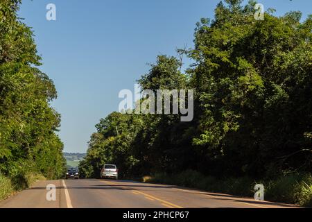 Anicuns, Goias, Brasile – 26 marzo 2023: Un bellissimo tratto alberato dell'autostrada GO-156 nello stato di Goiás. Brasile. Foto Stock