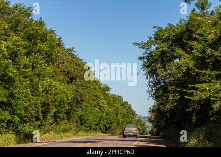 Anicuns, Goias, Brasile – 26 marzo 2023: Un bellissimo tratto alberato dell'autostrada GO-156 nello stato di Goiás. Brasile. Foto Stock