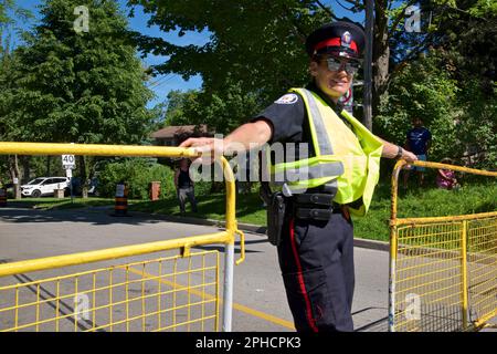 Toronto, Ontario, Canada - 01/07/2019: La polizia sta vicino per mantenere il traffico via Foto Stock