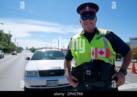 Toronto, Ontario, Canada - 01/07/2019: La polizia sta vicino per mantenere la sicurezza sulla strada Foto Stock