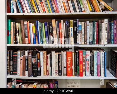 Libri vecchi, usati, riciclati sugli scaffali in un negozio di libri usati o mercato delle pulci a Montgomery Alabama, Stati Uniti. Foto Stock