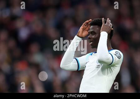 Londra, Regno Unito. 26th Mar, 2023. Bukayo Saka d'Inghilterra reagisce. Inghilterra contro Ucraina, qualificazione UEFA euro 2024 incontro internazionale di gruppo C al Wembley Stadium di Londra domenica 26th marzo 2023. Solo per uso editoriale. pic di Andrew Orchard/Andrew Orchard sports photography/Alamy Live News Credit: Andrew Orchard sports photography/Alamy Live News Foto Stock