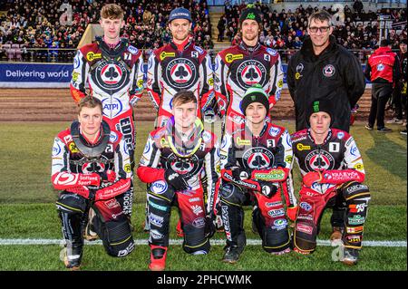 Manchester, Regno Unito. 27th marzo, 2023. Belle Vue assi 'ATPI': Posteriore (l - r) Jake Mulford, Brady Kurtz, Charles Wright, Mark Lemon . Inginocchiati: Norick Blodorn, Tom Brennan, Jaimon Lidsey, Dan Bewley durante la partita della SGB Premiership tra Belle Vue Aces e Sheffield Tigers al National Speedway Stadium di Manchester lunedì 27th marzo 2023. Credit: MI News & Sport /Alamy Live News Foto Stock