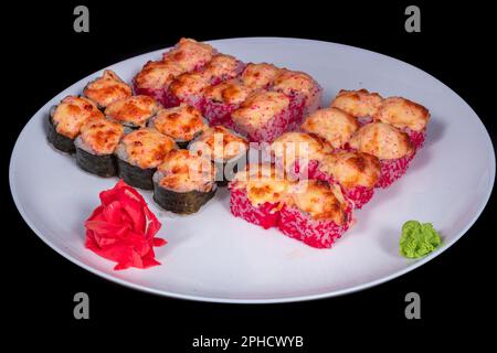 Cucina giapponese - Sushi Roll con gamberi e conger, avocado, Tobiko e formaggio. Sushi roll tempura, cucina giapponese Foto Stock