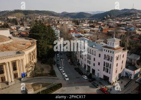 Vista aerea panoramica di Kutaisi, Georgia dal drone. Foto Stock