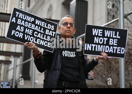 Manifestanti al di fuori del tribunale penale vicino all'ufficio del procuratore del Distretto di Manhattan Alvin Bragg il 27 marzo 2023 a New York City. Foto Stock