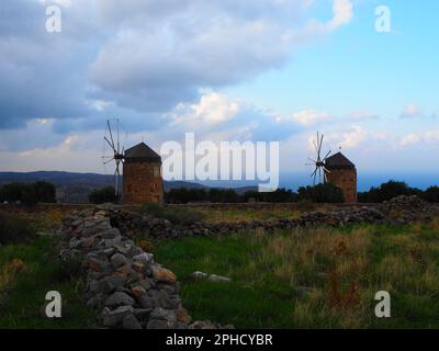 Mulino a vento a Creta in un viaggio su strada, Mar Mediterraneo, viaggio Grecia Foto Stock