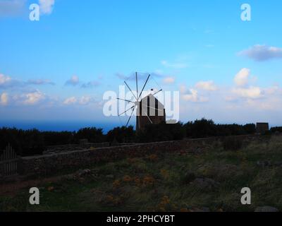 Mulino a vento a Creta in un viaggio su strada, Mar Mediterraneo, viaggio Grecia Foto Stock