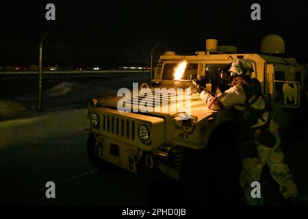 Un soldato di forza avversaria della squadra di combattimento della Brigata di Fanteria 1st, 11th divisione Airborne "Lupi artici" spara paracadutisti della squadra di combattimento della Brigata di Fanteria 2nd (Airborne), 11th Airborne Division che ha paracadutato sotto la copertura del buio sul Ladd Army Airfield a Fort Wainwright per dare il via all'esercizio Joint Pacific Multinational Readiness Center-Alaska 23-02 26 marzo 2023. L'esercizio si concentra sulla formazione e sullo sviluppo tattico per le operazioni di implementazione in un ambiente artico. JPMRC 23-02 AK ha preso parte a 3rd battaglione, fanteria leggera canadese della principessa Patricia, HIMARS fra Foto Stock