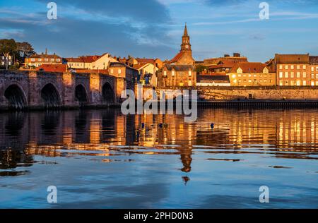 Inghilterra, la città più a nord di Berwick vista sul fiume Tweed circondato dalle sue mura, con la Guildhall e 400 anni vecchio ponte Foto Stock