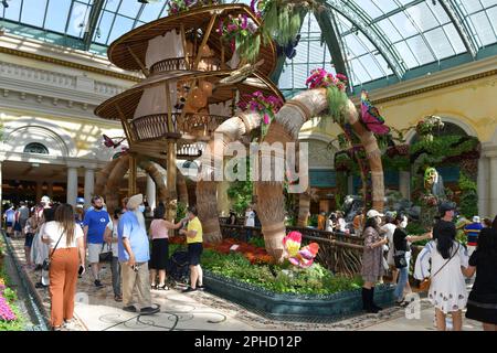 Las Vegas Nevada USA 4 settembre 2021 Un gruppo affollato di turisti apprezza la produzione floreale estiva al Bellagio Conservatory Foto Stock