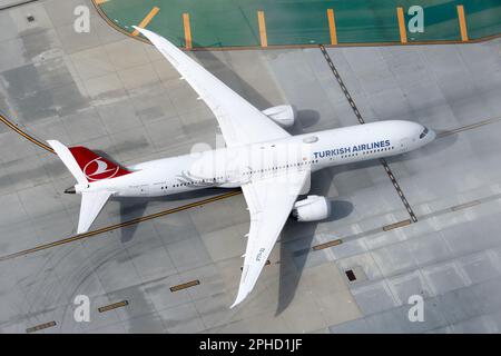 Turkish Airlines Boeing 787 Dreamliner Airplane tassante 787 di Turkish Airlines, la compagnia aerea nazionale della Turchia. B787 aereo in taxi. Foto Stock