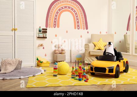 Auto elettrica per bambini e altri giocattoli in sala giochi Foto Stock